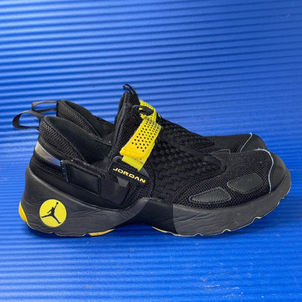 Size 9- Men’s Nike Air Jordan Trunner LX Thunder RARE 897992-031